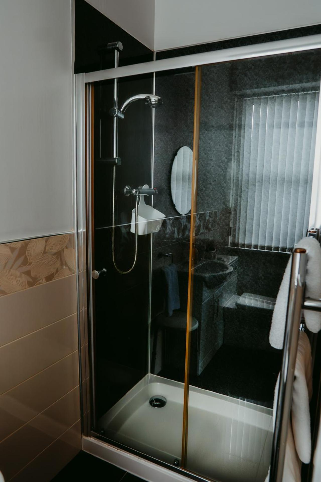 Dawn Break Guest House Ларгс Экстерьер фото